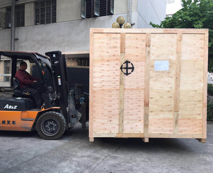 使用叉車裝車