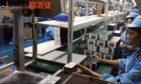 手機(jī)廠使用L型封切收縮包裝機(jī)包手機(jī)視頻